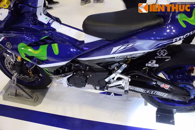 Bên cạnh bộ tem, tư thế ngồi của xe cũng đậm chất xe đua với yên solo và dàn để chân nhôm CNC được đặt cao và lùi về phía sau.