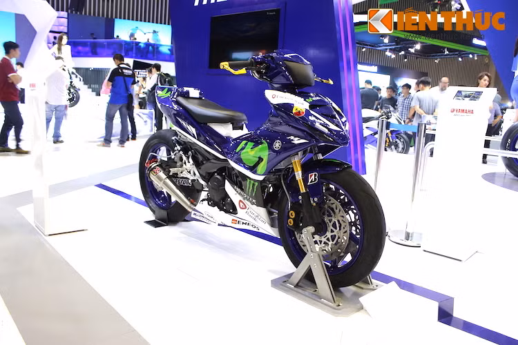 Trước đây, cũng đã có một người chơi xe ở Sài Gòn tiến hành độ chiếc Yamaha Exciter 150 lên theo phong cách xe phân khối lớn với bộ mâm Yamaha R1 và Exciter 135 mâm Rotobox Carbon "hàng khủng", nhưng việc một chiếc xe theo phong cách tương tự được chính Yamaha cho "ra lò" vẫn khiến người yêu xe không khỏi thích thú.