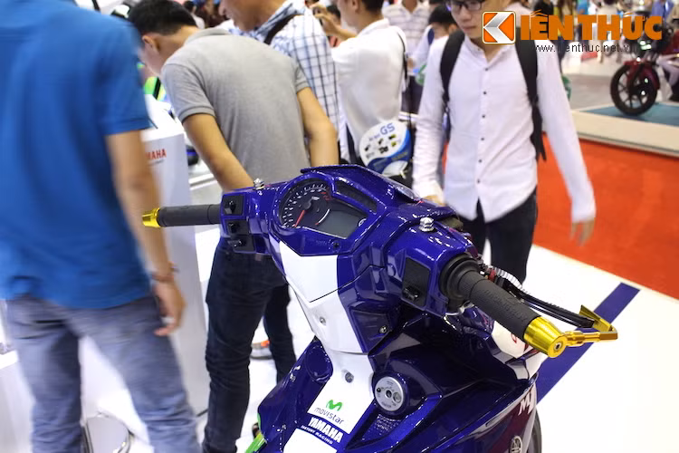 Đồng hồ điện tử nguyên bản của Exciter được giữ lại, tuy nhiên do đã bỏ đi đèn pha nên vị trí công tắc bật/tắt và pha/cốt đã bị bịt lại.