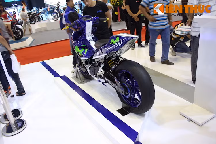 Dù có vẻ ngoài cực "chiến", nhưng hiện chưa rõ chiếc Exciter 150 độ phong cách môtô phân khối lớn chính hãng này có được "đụng chạm" tới phần máy hay không.