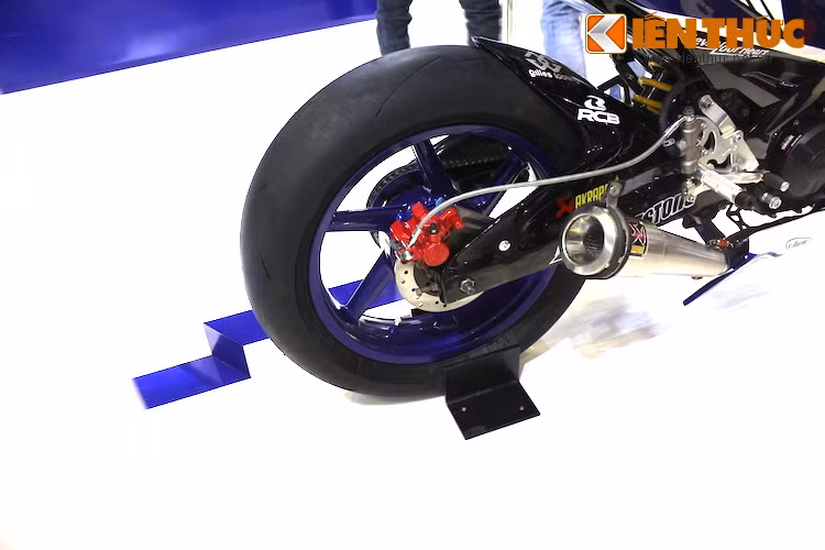 Đặc biệt, bộ mâm của chiếc xe đã được thay bằng mâm bản lớn của xe phân khối lớn, kèm theo lốp đua Pirelli Supercorsa cao cấp nhất, có bản 120/70/17 cho bánh trước và lên tới 200/55/17 cho bánh sau.