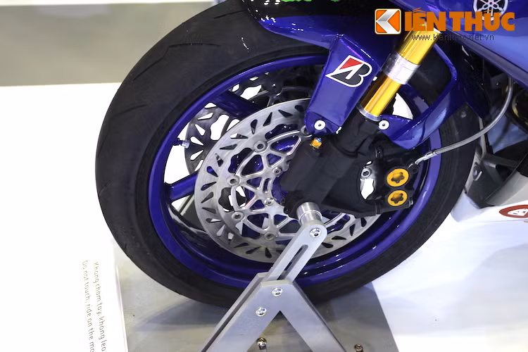 Ở phía trước, chiếc xe được nâng cấp lên phuộc kiểng với heo 4 pis bắt dọc và vỏ phuộc màu vàng đẹp mắt. Về mặt này chiếc Exciter độ của Yamaha kém chiếc xe của biker Sài Gòn với phuộc Ohlins và heo Brembo Monobloc.