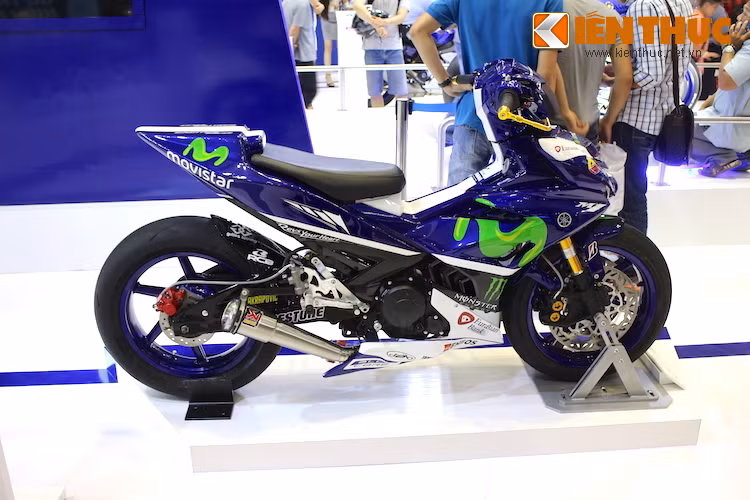 Toàn bộ thân xe được lên dàn tem đấu theo phong cách mẫu môtô đua Yamaha M1 đang thi đấu tại giải đua MotoGP danh giá.