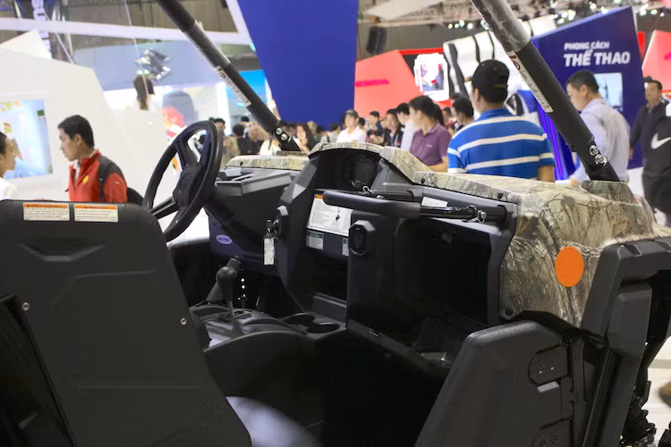 Nội thất của chiếc xe cũng được làm bằng nhựa với bảng táp-lô tiện dụng có nhiều hộc chứa đồ. Ở chính giữa táp-lô là một bảng đồng hồ điện tử tương tự như môtô.