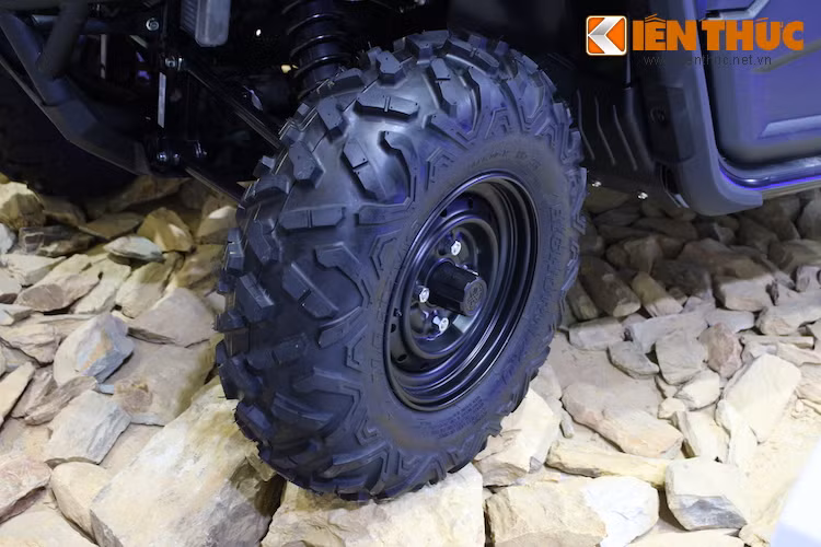 Cả 4 bánh của xe đều được lắp mâm thép 12 inch, kèm lốp gai địa hình. Lốp trước có bản AT26 x 8 trong khi lốp sau là AT26 x 10.