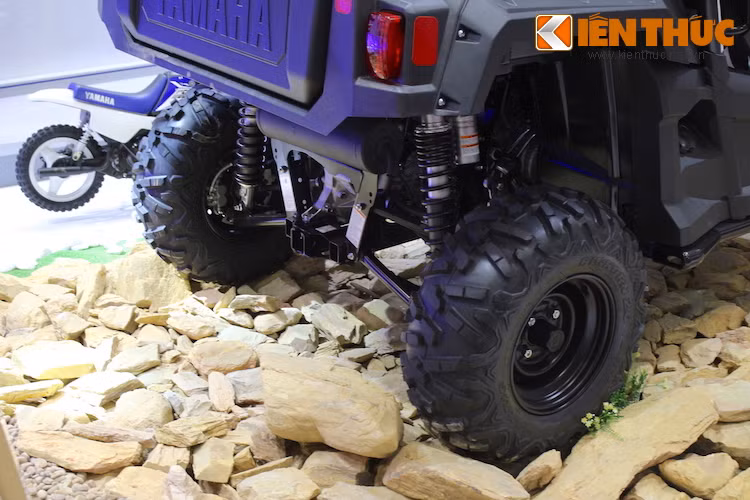 Sức mạnh động cơ được truyền tới 4 bánh thông qua hệ thống dẫn động 4 bánh Yamaha On-Command với vi sai 3 chế độ khóa: 2 cầu, 1 cầu và 2 cầu khóa.