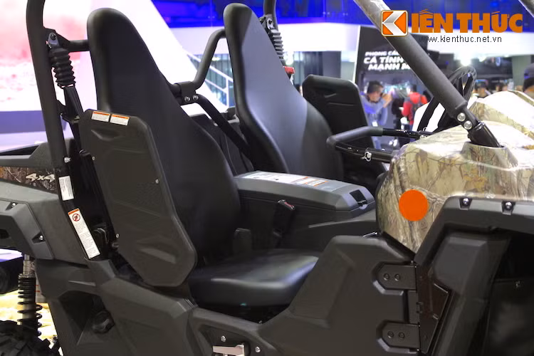 Cả 2 ghế ngồi của xe đều được bọc bằng vải nilon dễ gột rửa, nằm giữa 2 ghế là một hộp chứa đồ lớn khác. Những người ngồi trong xe chỉ được ngăn với bên ngoài thông qua các tấm chắn ngang hông.