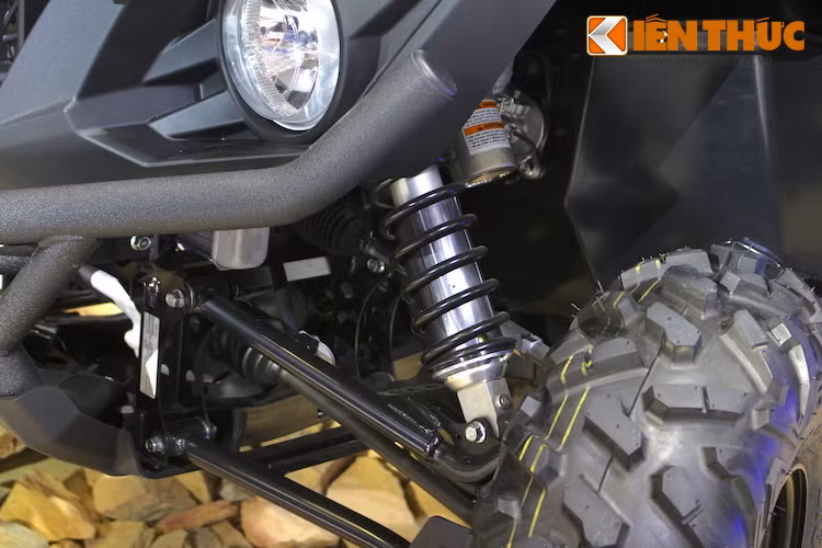 Ngoài ra, để Wolverine có thể dễ dàng trèo qua các địa hình khó khăn, Yamaha đã trang bị cho xe hệ thống treo wishbone kép độc lập cho mỗi bánh, với hành trình 9,7 inch cho bánh trước và 10,6 inch cho bánh sau.