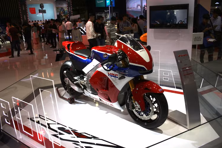 Ra mắt lần đầu tại triển lãm EICMA 2014, siêu môtô Honda RC213V-S về cơ bản chính là phiên bản "đường phố", được lưu thông hợp pháp ngoài đường công cộng của chiếc xe đua RC213V đã từng giành chức vô địch Thế giới cùng tay đua Marc Marquez ở thể thức 1000 cc.