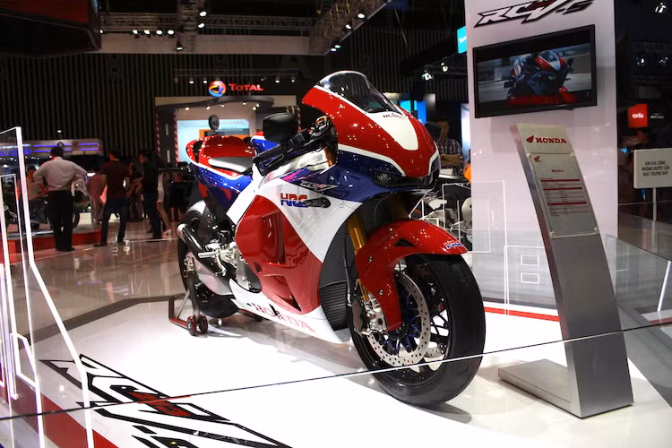 Khi Honda trưng bày bản thử nghiệm của RC213V-S tại triển lãm EICMA 2014, chính Marc Marquez cũng tuyên bố rằng chiếc xe đem lại cảm giác gần như y hệt mẫu xe đua mà anh sử dụng. Điều này khá dễ hiểu, do thiết kế của RC213V-S giống hệt RC213V, chỉ có thêm một số chi tiết bắt buộc trên đường công cộng.