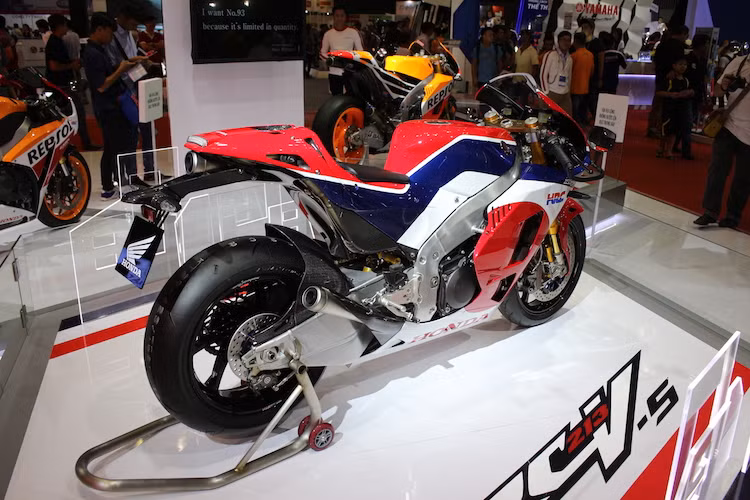 Những khách hàng muốn "mở tua" xe phải mua thêm gói tuỳ chọn Sport Kit, khiến cỗ máy V4 phát huy tối đa công suất 212 mã lực và mô-men xoắn cực đại 118 Nm. Đặc biệt, gói trang bị này không được bán ở Mỹ, cũng có giá lên tới 12.000 Euro (296 triệu đồng) và sẽ khiến chiếc xe mất quyền được bảo hành..