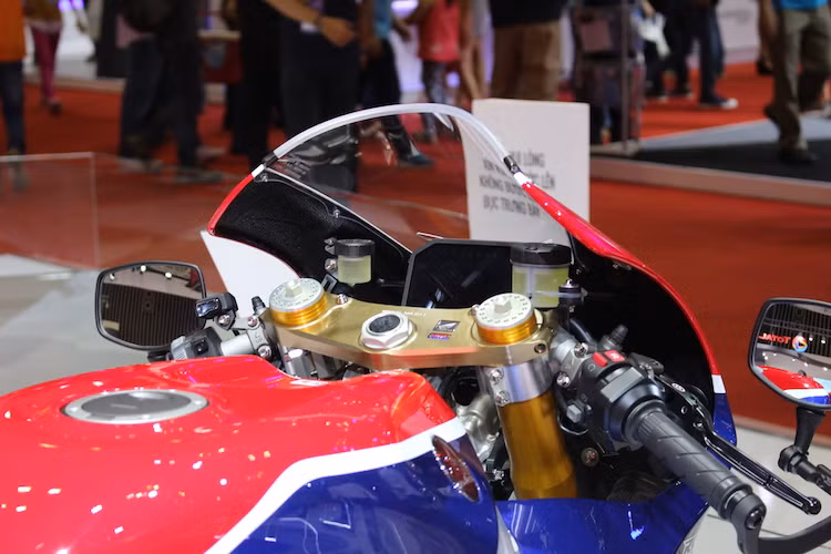 Bảng đồng hồ của RC213V-S là một màn hình LCD, cung cấp các thông tin và cài đặt khác nhau của xe như 5 chế độ lái, hệ thống treo, v...v... Góc mở của tay lái cũng rộng hơn so với phiên bản đua RC213V. Kính chắn gió của chiếc xe cũng cao hơn so với bản đua.