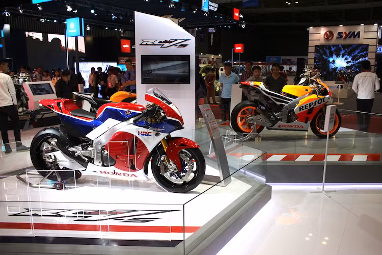 RC213V-S "so dáng" bên chiếc RC213V số 93 của Marc Marquez tại triển lãm xe máy Việt Nam lần I.