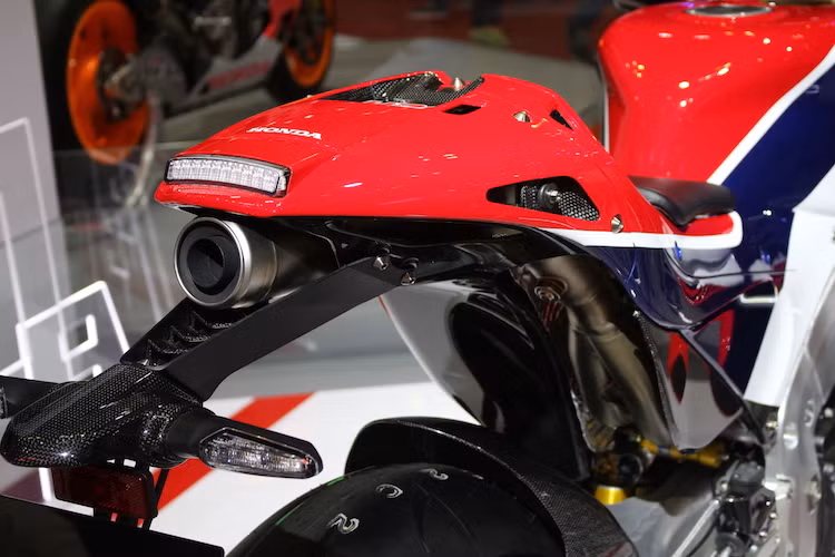 Để có thể đủ điều kiện "ra phố", RC213V-S đã được trang bị thêm một đèn hậu LED nằm ở đuôi, đồng thời một cặp xi-nhan cũng được tích hợp trên pát biển số của xe.