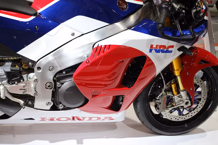 Dàn áo của RC213V-S có tem đấu màu trắng-xanh-đỏ đặc trưng của công ty xe đua Honda HRC. Phần quây gió còn có thêm một chấm tròn màu đỏ, tạo thành hình ảnh quốc kỳ mặt trời mọc của Nhật Bản.