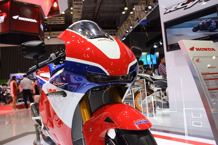 Đầu tiên, khe hút gió trên RC213V đã bị "chặn" lại trên RC213V-S, thay vào đó là bộ đèn pha chiếu sáng. Ngoài ra, chiếc xe còn có thêm đèn xi-nhan và gương chiếu hậu để đủ điều kiện lưu thông hợp pháp ngoài đường.