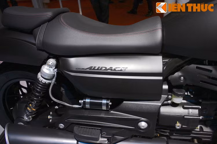 Yên xe của Audace cao hơn Eldorado, cùng với tay lái sửa đổi lại đem tới vị trí ngồi tạo vẻ "mạnh mẽ" hơn. Phuộc sau có thể điều chỉnh độ cứng, đồng thời có bình dầu được giấu gọn bên dưới các tấm ốp hai bên thân xe.