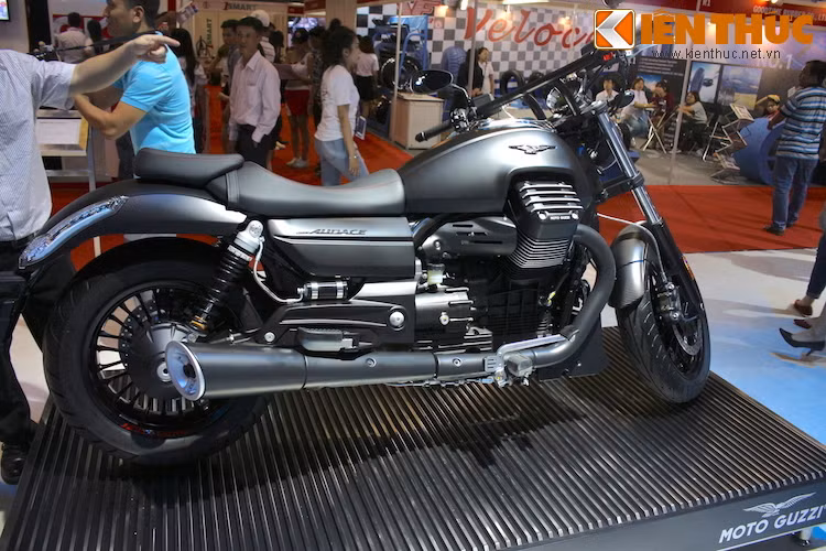 Không giống nhiều mẫu cruiser khác với những chi tiết sáng bóng, phần lớn các chi tiết trên Audace đều có màu đen mờ khiến xe trông rất "nguy hiểm". Trong các màu của xe, màu đen mờ cũng phù hợp với Audace nhất và khiến nó trông "ngầu" không kém các đối thủ.