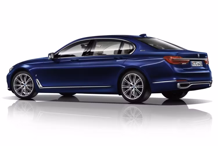 Bên cạnh đó, chúng sẽ còn có những logo "THE NEXT 100 YEARS" được gắn ở cột B của xe .