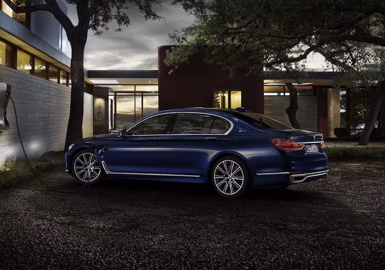 Những chiếc xe này sẽ được BMW phân phối tới toàn Thế giới. Tuy nhiên với số lượng cực kỳ giới hạn, mỗi vùng lãnh thổ sẽ chỉ có thể nhận được số lượng xe rất ít, chẳng hạn như chỉ có 5 khách hàng ở Mỹ có thể sở hữu phiên bản BMW Individual M760Li xDrive Model V12 Excellence THE NEXT 100 YEARS.