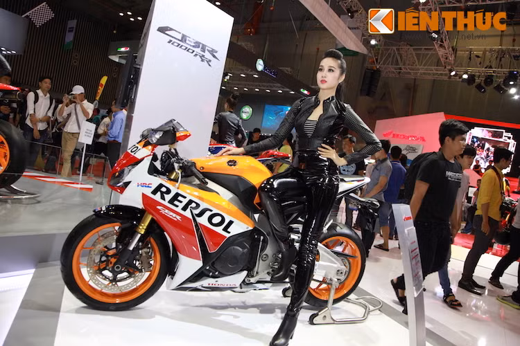 Trong số các hãng xe tham gia triển lãm, những chiếc Honda hiếm khi có mẫu bên cạnh. Mặc dù vậy, dàn người mẫu của hãng thuộc hàng "top" và chỉ xuất hiện sau mỗi show diễn hàng ngày.