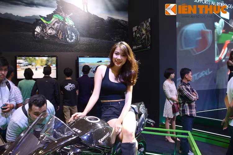 Tại Triển lãm xe máy Việt Nam lần thứ nhất, tất cả các người mẫu đều có những bộ trang phục gợi cảm và tạo dáng đầy khêu gợi, nhưng không "hở hang" và trái với thuần phong mỹ tục Việt.