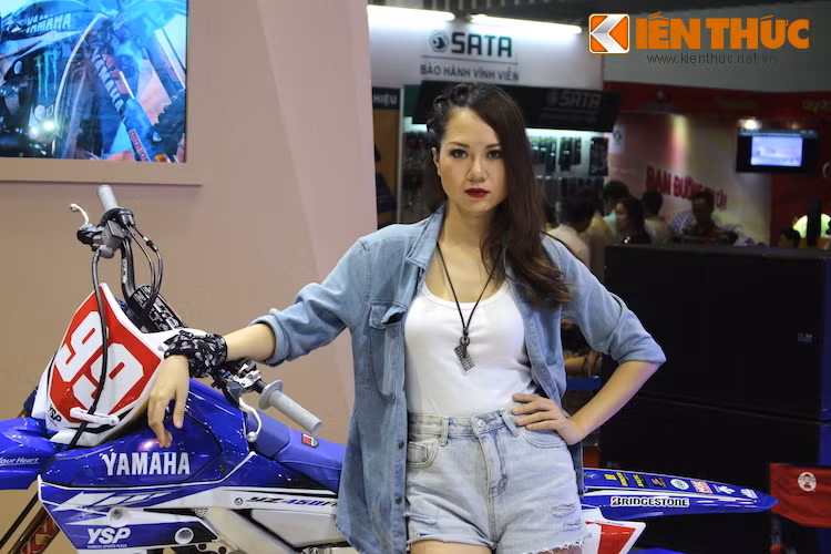 Một người đẹp ăn mặc rất "phủi" để phù hợp với chiếc "cào cào" Yamaha YZ450F phía sau.