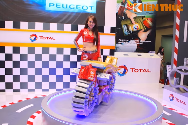 Người mẫu của hãng dầu nhớt Total bên chiếc "môtô" độc đáo ghép từ vỏ can dầu.