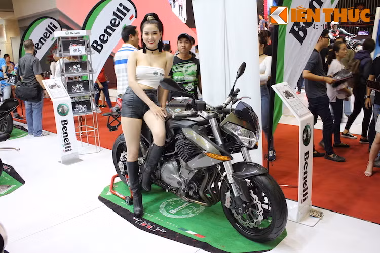 Những người mẫu Việt của Benelli cũng hấp dẫn không kém.