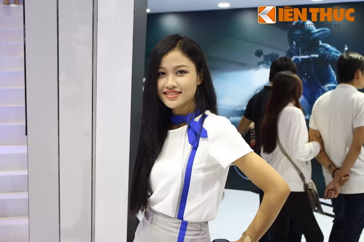 Không chỉ có những người mẫu, những nhân viên hỗ trợ tại khu trưng bày của Yamaha cũng có vẻ đẹp với sức hấp dẫn riêng và đầy thân thiện.