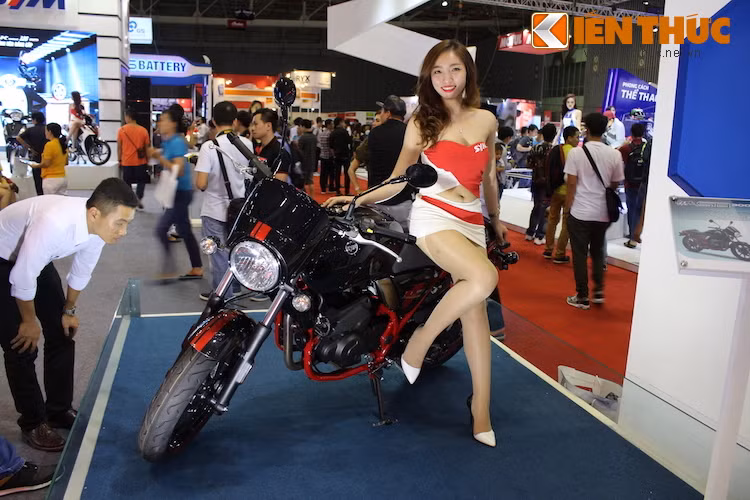 Cũng giống như các triển lãm xe khác từ trước đến nay, Triển lãm xe máy Việt Nam (Vietnam Motorcycle Show 2016) lần đầu tiên cũng có những người mẫu xinh đẹp, dáng chuẩn tạo dáng bên xe.