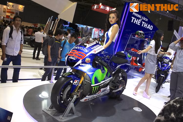 Khu trưng bày của Yamaha có dàn người mẫu với trang phục đa dạng, được thiết kế theo chủ đề của từng mẫu xe trưng bày.