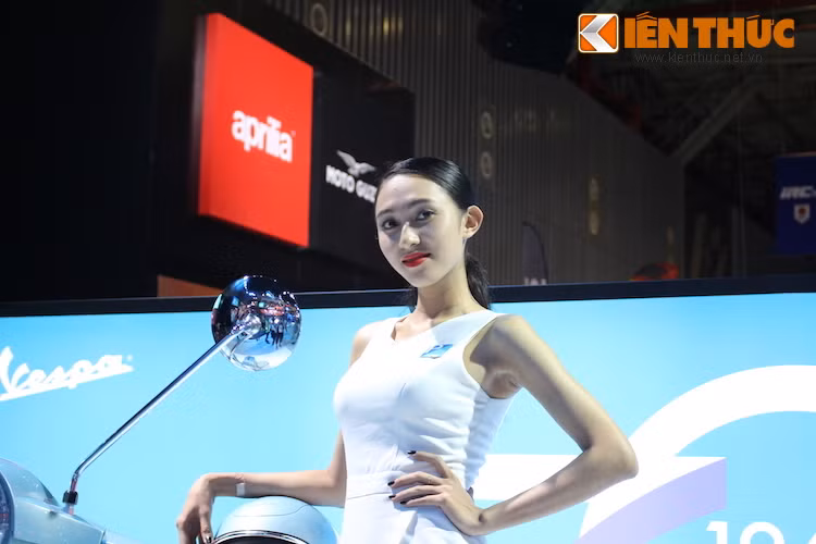 Mẫu nữ tinh tế bên chiếc Vespa PX bản kỷ niệm 70 năm tại khu vực của Piaggio.