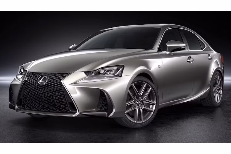 Vốn đã sở hữu ngoại hình rất độc đáo, Lexus IS 2017 còn được sửa đổi lại thiết kế phần đầu với cản trước hoàn toàn mới, sở hữu lưới tản nhiệt "Spindle Grille" lớn như những chiếc Lexus thể thao F-Sport, cùng với các khe hút gió cực lớn.
