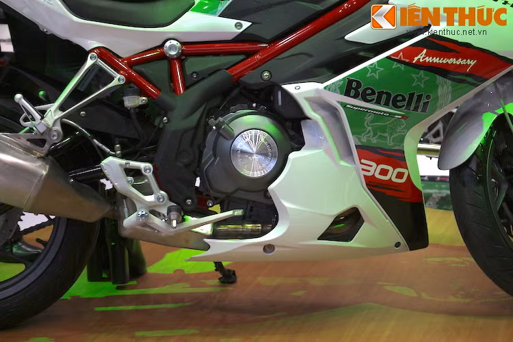 Tuy nhiên ở giữa bộ khung của chiếc xe vẫn là khối động cơ DOHC 2 xi-lanh thẳng hàng 4 van có dung tích 300cc, phun xăng điện tử tương tự BN302, với công suất tối đa 37 mã lực và mô-men xoắn 27 Nm.