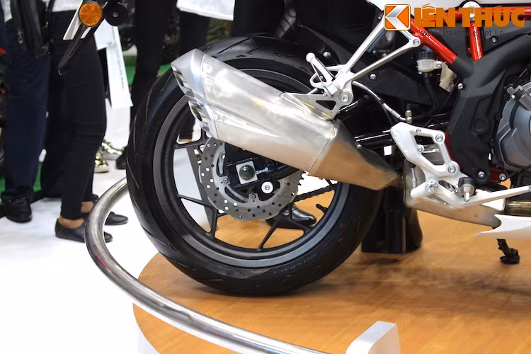 Phanh sau trên xe có đường kính đĩa 210 mm và cũng được trang bị hệ thống ABS. Với kích thước lốp sau 150/70/17, bánh sau của Tornado 302 "béo" ngang với KTM RC390 và rộng hơn 10 mm so với cả Yamaha R3 lẫn Ninja 300.