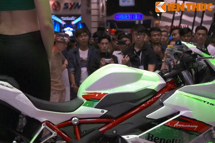 Ngoại hình của xe mang nhiều đường nét sắc cạnh, mạnh mẽ. Yên xe chia làm 2 tầng cách biệt. Bình xăng với dung tích 14L có thiết kế gân guốc, khoẻ khoắn.