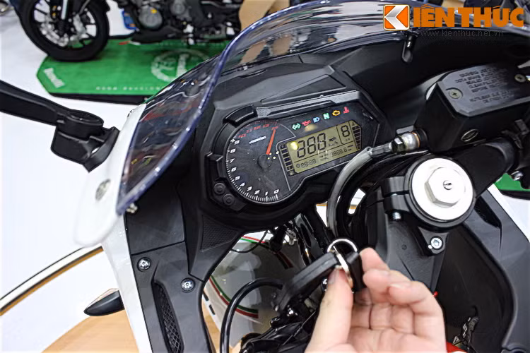 Bảng đồng hồ của Benelli Tornado 302 có cách bố trí tương tự như đối thủ Yamaha R3 với một đồng hồ báo tua chạy cơ ở bên trái và màn hình LCD đơn sắc lớn ở bên phải.