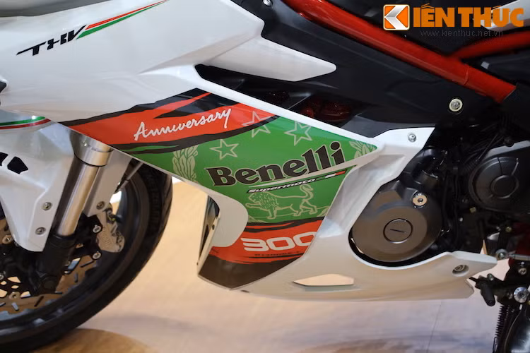 Trên nền sơn trắng, bộ tem của xe có thiết kế đơn giản với logo Benelli và màu xanh lá truyền thống của thương hiệu nước Ý có lịch sử từ năm 1911 này.