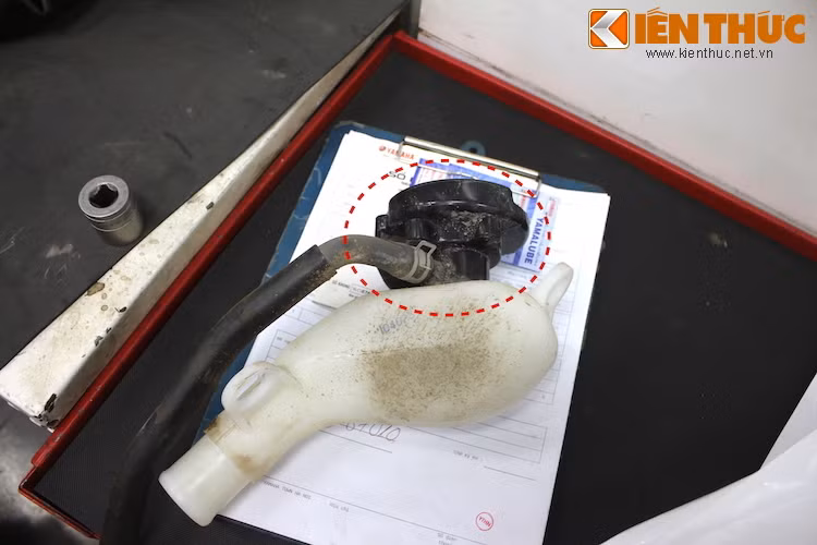 Họng dẫn xăng này được dẫn thẳng vào bình chứa nhiên liệu phía bên dưới. Theo Yamaha, một lượng nhỏ xăng có thể bị rò rỉ tại vị trí ráp nối họng rót và ống dẫn xăng (khoanh tròn trên hình) trên Grande. Bộ phận này không trực tiếp gây ảnh hưởng tới khả năng vận hành của chiếc xe, nhưng Yamaha đã tổ chức triệu hồi để đảm bảo an toàn và chống cháy nổ trong khi xe vận hành.