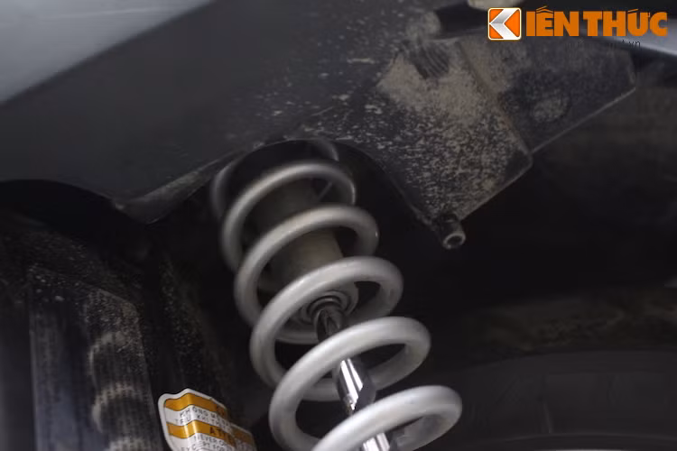 Trong khi đó, 2 bộ phận tiếp theo được thay thế ảnh hưởng trực tiếp tới khả năng vận hành của chiếc xe và có thể là nguyên nhân trực tiếp đứng sau một số lỗi được người dùng phản ánh của Grande. Bộ phận đầu tiên đó là ống lót cao su giảm chấn, nằm ở vị trí bắt phuộc sau vào khung xe.