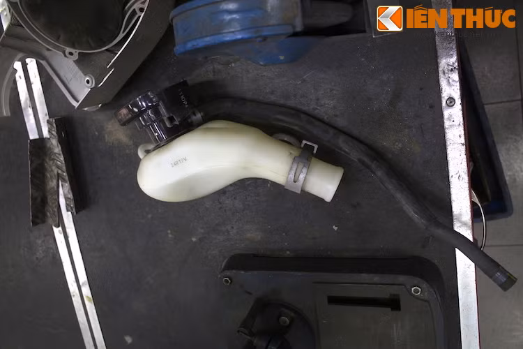 Trong quá trình sản xuất, các hãng phụ tùng có thể tạo ra những đợt linh kiện lỗi kỹ thuật, hoặc lỗi nằm ở ngay từ thiết kế ban đầu của Yamaha. Những đợt linh kiện lỗi này sẽ ảnh hưởng tới chất lượng xe. Thậm chí ngay cả khi người tiêu dùng thay mới chi tiết lỗi, nhưng chi tiết thay thế vẫn nằm trong đợt hàng lỗi thì trục trặc của xe vẫn sẽ không được khắc phục.