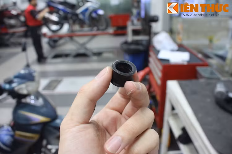 Theo hãng xe máy Yamaha, ống sao su này có chất lượng không tốt và nhanh bị lão hóa, dẫn tới phuộc sau bị rung và giật khi xe chạy, đúng như một số người dùng đã phản ánh.