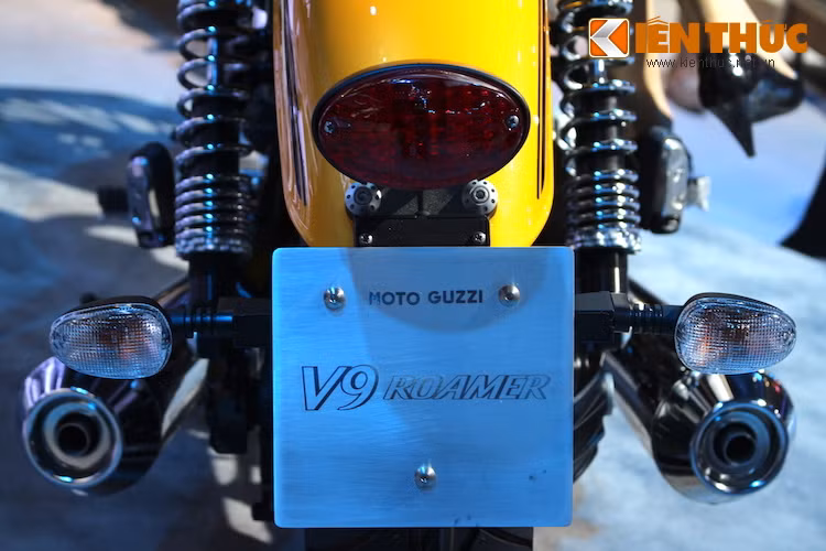 Thiết kế cổ điển tiếp tục được giữ nguyên ở phía sau xe với cụm đèn hậu và xi-nhan. Bánh sau của xe có đường kính mâm 16 inch. Với động cơ V-Twin đặt dọc, chiếc xe có thới 2 đường xả đặt ngang hai bên thân xe.