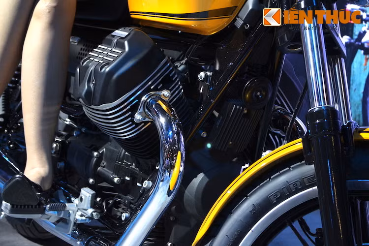 Cũng giống như các dòng xe khác của Moto Guzzi hiện nay, V9 Roamer được trang bị động cơ V-Twin đặt ngang, nạp khí tự nhiên. Tuy nhiên, với dung tích lên tới 950 cc, chiếc xe đạt công suất tối đa 55 mã lực.