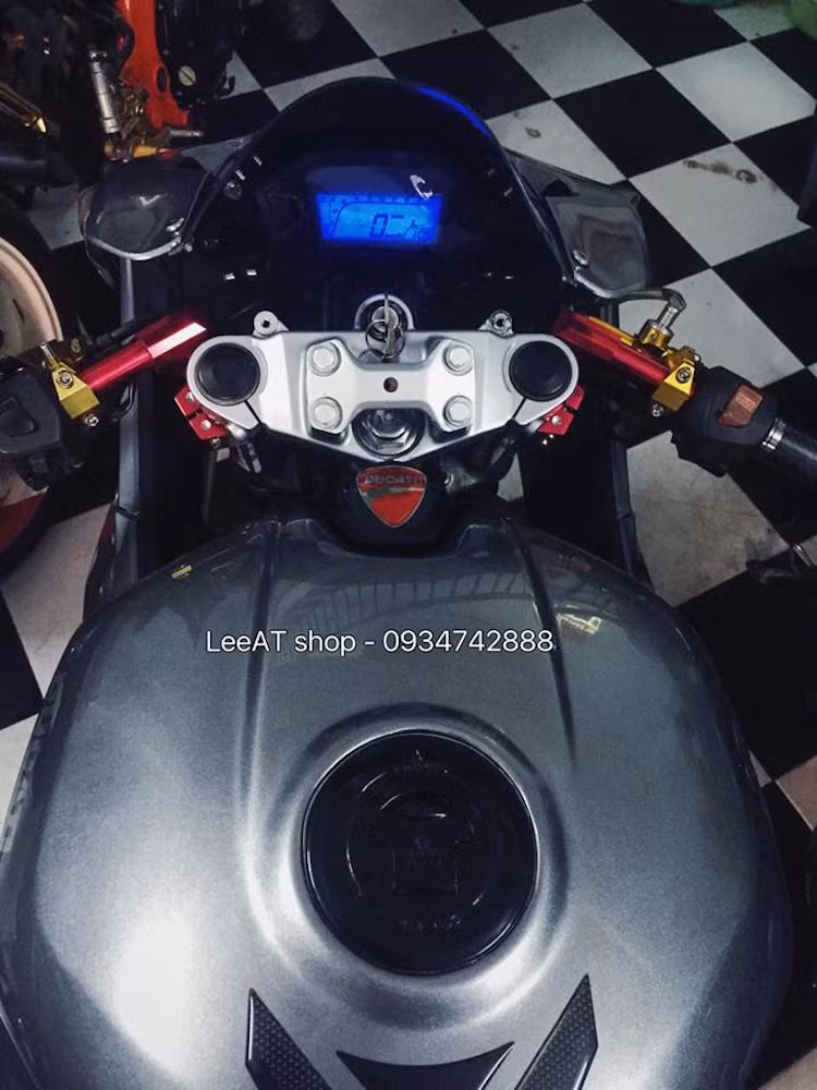 Bảng đồng hồ của chiếc xe đã được thay bằng loại full điện tử của Honda MSX 125, cung cấp đầy đủ và trực quan các thông số trên xe.