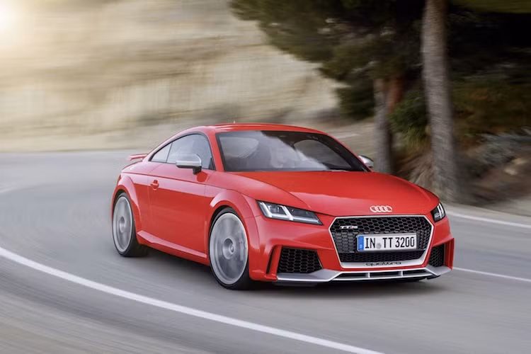 Không chỉ nâng công suất động cơ, Audi còn trang bị cho TT RS hệ thống treo thể thao thấp hơn 10 mm với tùy chọn giảm xóc từ tính và hệ thống phanh gốm-carbon để giúp chiếc xe đạt khả năng điều khiển chính xác hơn.