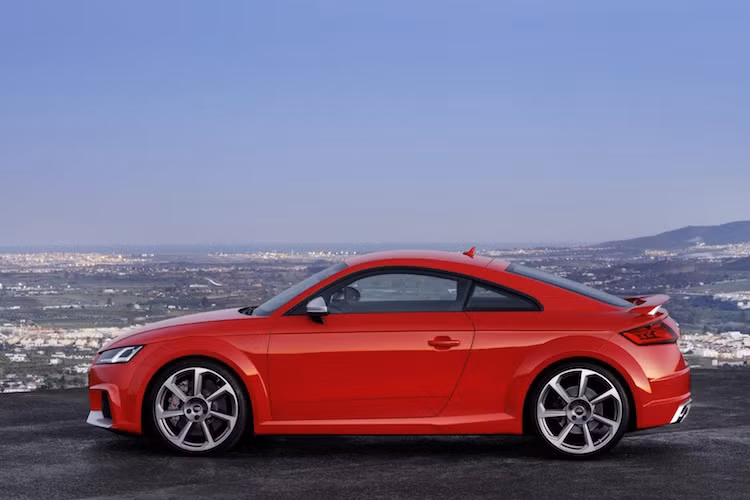 Ở hai bên thân xe, khách hàng có thể lựa chọn ốp gương bằng nhôm hoặc sợi carbon, trong khi bộ mâm 7 cánh hình lưỡi dao là "hàng thửa" dành cho TT RS và không xuất hiện trên bất kỳ chiếc Audi nào khác.