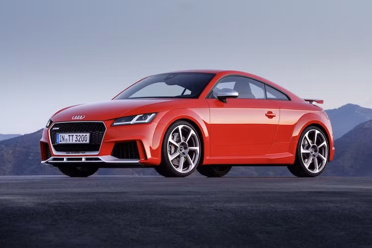 Chỉ nhìn lướt qua, có thể dễ dàng nhận ra TT RS so với các phiên bản Audi TT "rẻ tiền" hơn do chiếc xe đã được quattro trang bị cho bộ bodykit thể thao đầy dữ dằn với các khe hút gió lớn, góc cạnh trên cản trước.