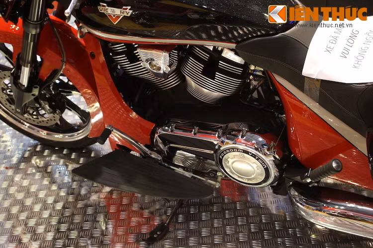 Giống như nhiều dòng xe khác của Victory, Magnum cũng được trang bị khối động cơ Freedom V-Twin với dung tích "khủng" lên tới 103 inch khối (1.73 lít).